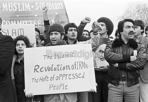 La Revolución Iraní de 1979: Una Década de Conflictos Políticos y Sociales en Irán